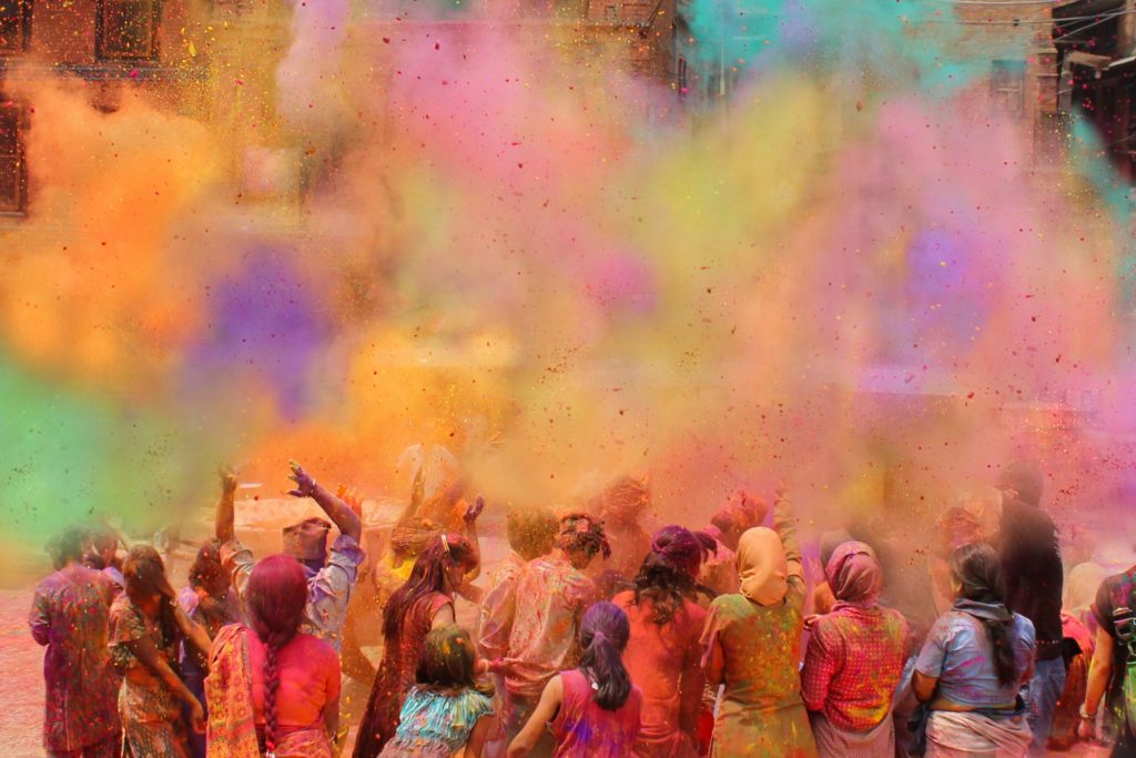 moneytrans-blog-holi-personas-gens